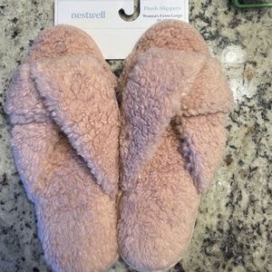 Nestwell NWT Crossover Plush Slippers Women’s 11-12 from Bed Bath & Beyond